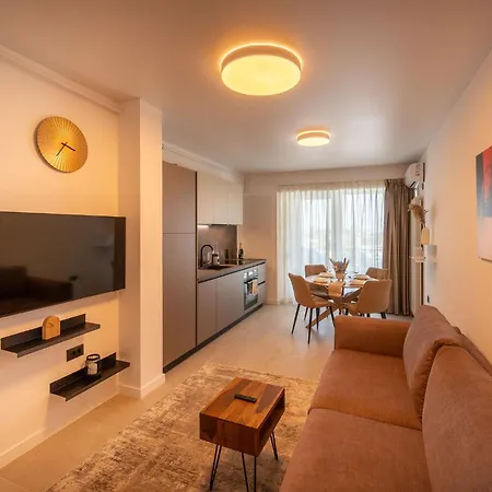 Lotus 140 In Odyssey Pool & Spa-parking Mamaia