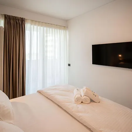 Lotus 140 In Odyssey Pool & Spa-parking *