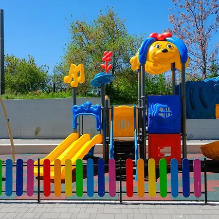 Lotus 140 In Odyssey Pool & Spa-parking Mamaia