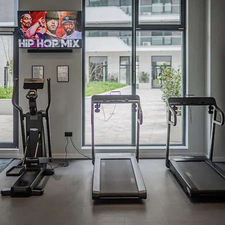 Lotus 140 In Odyssey Pool & Spa-parking Mamaia